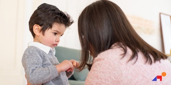 Child interacting with speech therapist speech therapy in Vancouver